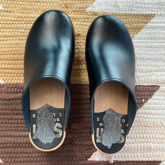 Sven Classic Plain Jane Low Heel Black Clog - Picture 3 of 5